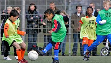 voetballende_kinderen