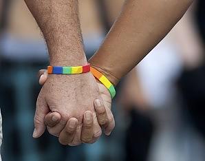 hand in hand met regenboog polsbandjes